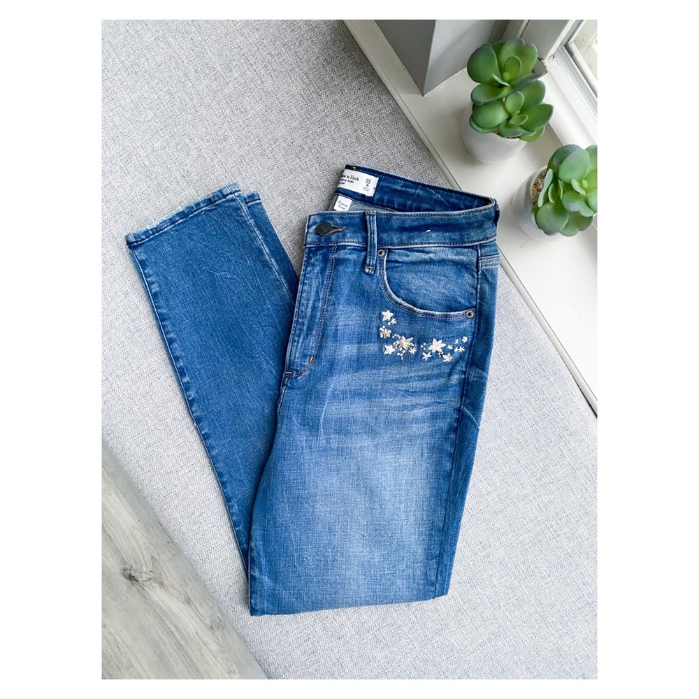 Abercrombie & Fitch Star-Stitched Cropped Jeans